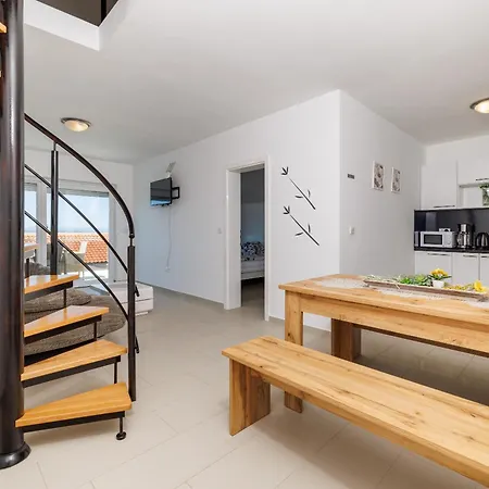 Tatjana Mit Zwei Schlafzimmer Appartamento Crikvenica
