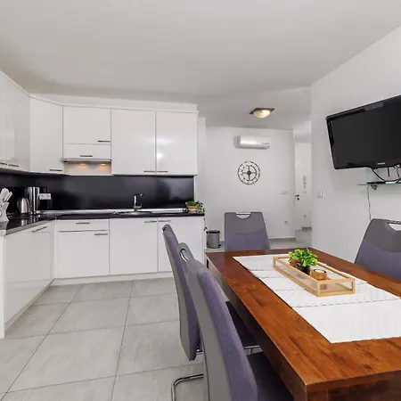 Tatjana Mit Zwei Schlafzimmer Apartment Crikvenica