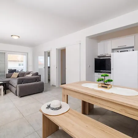 Tatjana Mit Zwei Schlafzimmer Apartment Crikvenica